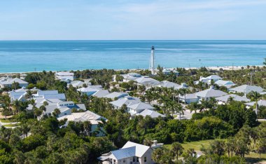 Florida 'nın güneybatısındaki Gasparilla Adası' ndaki Boca Grande adasındaki varlıklı liman bölgesinde ticari gemiler için deniz feneri..