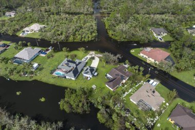 Doğal afet sonrası. Etrafı Ian Kasırgası ile çevrili sel suları Florida yerleşim bölgesindeki evleri sarıyor.