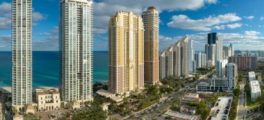 Sunny Isles Beach City 'deki Atlantik Okyanusu kıyısındaki lüks otellerin ve apartmanların manzarası. Güney Florida 'daki Amerikan turizm altyapısı.