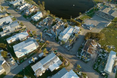 Güney Florida 'daki doğal afet sonrası. Ian kasırgasından sonra kötü hasarlı mobil evler yerleşim alanlarını silip süpürdü..