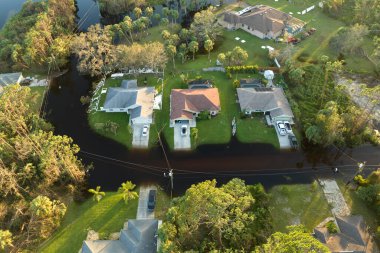 Florida yerleşim bölgesinde kasırga yağışı ile sel basmış evler. Doğal afetin sonuçları..