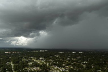 Yaz fırtınası sırasında Florida banliyölerinde sağanak yağış.