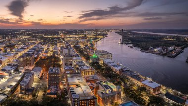 Güney Amerika 'daki tarihi şehir mimarisi. Geceleri Savannah, Georgia 'nın aydınlık sokaklarının manzarası.