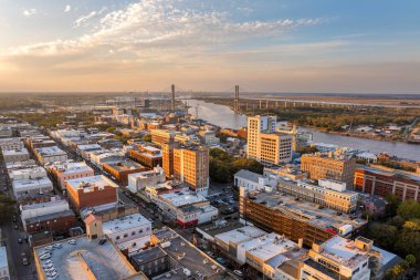 Geceleyin tarihi Amerikan şehir mimarisi. Savannah, Georgia 'nın eski şehri. Aydınlatılmış sokaklar ve binalar yukarıdan.