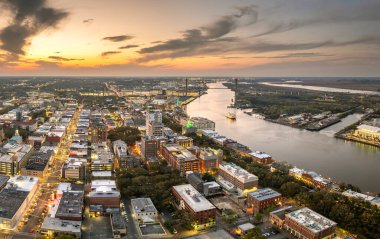 Savannah, Georgia 'da. Rıhtımlı Amerikan mimarisi. Aydınlatılmış sokaklar ve tarihi binalar..