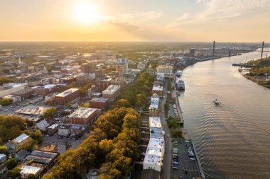 Savannah, Georgia 'da. Eski tarihi River Caddesi mimarisi. Gece aydınlık sokakların yukarıdan görünüşü. ABD turizm merkezi.