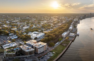 Savannah, Georgia 'daki Famous River Caddesi. Eski tarihi şehrin kentsel manzarası. Gün batımında ABD şehir manzarası.