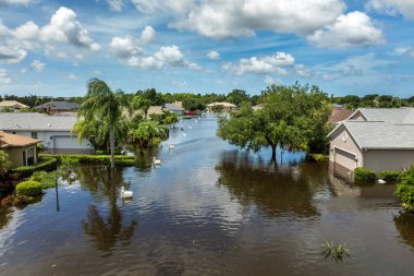 Florida 'da sel, tropikal fırtınadan kaynaklanıyor. Sel sularıyla çevrili yerleşim yerlerindeki banliyö evleri. Doğal afetten sonra.