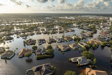Florida yerleşim bölgesindeki kasırga yağmur sularından evleri su basmış. ABD 'nin güneyindeki doğal afet sonrası.