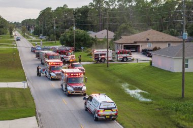 İtfaiye araçları ve ambulans araçları yangın alarmına cevap veriyor. ABD 'deki özel bir evde karbon monoksit gazı araştırması.