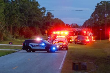 Florida 'daki olası yangın tehlikesine acil servis personeli cevap veriyor. İlk müdahale ekipleri yanan evdeki yangını söndürmeye hazır..