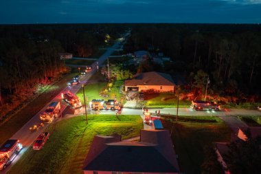 İtfaiye araçları ve ambulans araçları yangın alarmına cevap veriyor. ABD 'deki özel bir evde karbon monoksit gazı araştırması.