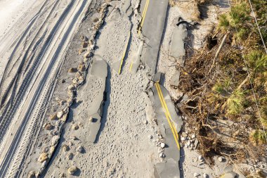 Milton Kasırgası dalgalanmasından sonra Blind Pass Sahili 'nde Manasota Key yolunu yok etti. Florida 'daki liman altyapısında ciddi hasar var..