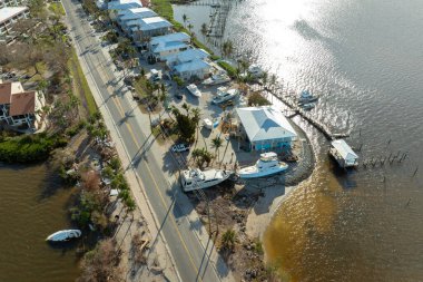 Milton Kasırgası Florida 'ya çarpmış. Manasota Key 'deki körfez kıyısında yıkılmış yatlar..