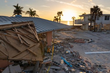 Okyanus kıyısındaki yıkılmış evler. Milton Kasırgası 'nın sonuçları Englewood, Florida' da. Fırtına şiddetli hasar verdi..