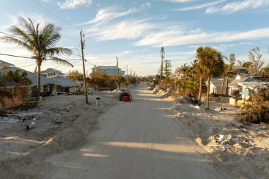 Hurda ve hurda, Florida 'daki ev alanındaki şiddetli hasar gören evlerden sonra sokak kenarındaki yığınlar halinde imha edildi. Doğal afetin sonuçları..