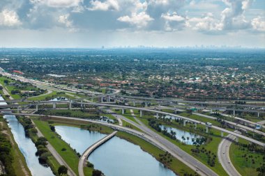 Miami otoyolu kavşağında yüksek yol şeritleri var. Hızlı hızlı sürüş için. Karmaşık otoyol kavşağında giden araçlar.
