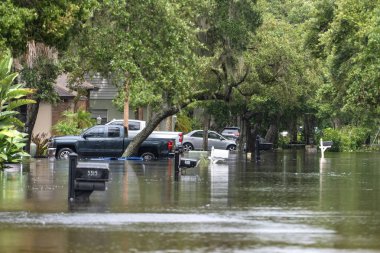 Florida 'da sağanak yağmurdan sonra sokakları tıkanmış arabalarla doldurmuş. Küresel ısınmanın yol açtığı doğal afet sonucu.