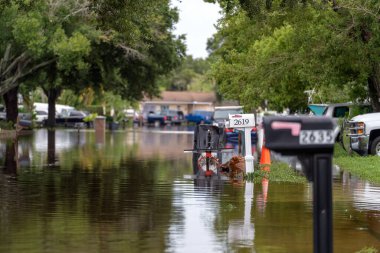 Kasırga, Florida yerleşim bölgesinde suyla çevrili posta kutusuyla doldu. Doğal afetin sonuçları..