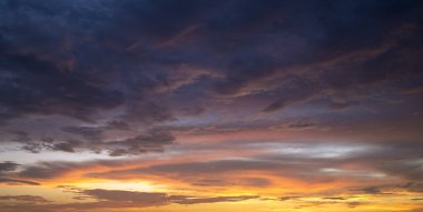 Gün batımında hava kararacak. Gün batımı gökyüzü, dağınık renkli bulutlarla.