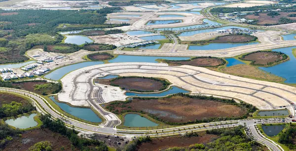 Florida kırsal kesiminde inşaat çalışması için hazırlanıyor. ABD 'nin banliyölerindeki konutların geliştirilmesi.