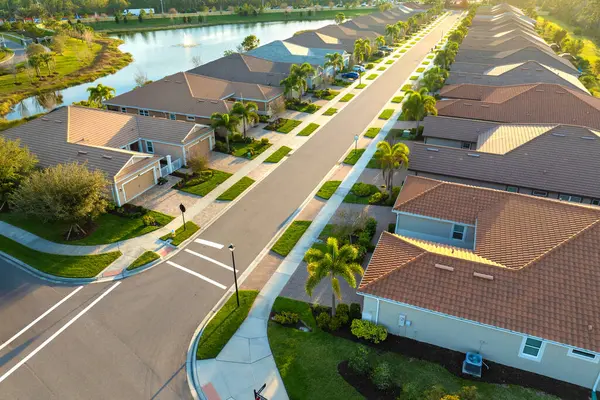 Güneybatı Florida 'da yeşil palmiye ağaçları arasında pahalı evleri olan kapılı bir topluluk. ABD 'de birinci sınıf konut geliştirme.