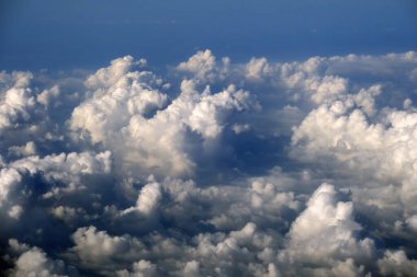 Yüksek irtifada, havada uçuşan yoğun kümülüs bulutlarının havadan görüntüsü. Uçak penceresinden bakınca inanılmaz..