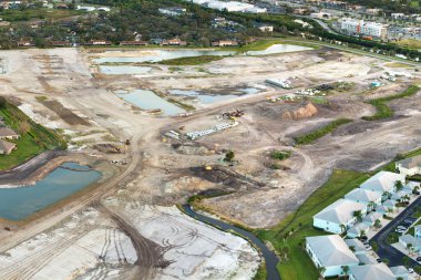 Amerika 'nın kırsal kesimindeki hazır topraklarda inşaat malzemesi bulunan büyük inşaat alanının havadan görüntüsü. ABD banliyölerinde konut geliştirme. ABD 'de emlak piyasası.