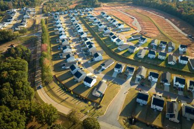 Güney Carolina yerleşim bölgesindeki sıkışık evlerin havadan görüntüsü. Amerikan banliyölerinde emlak gelişimine örnek olarak yeni aile evleri.