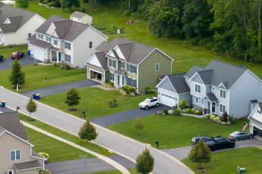 Rochester New York banliyösündeki en pahalı iki katlı özel evlerin en üst görüntüsü. Yüksek sosyetede yeni aile evleri. Amerikan banliyölerinde gayrimenkul geliştirme.