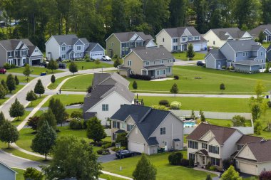 Düşük yoğunluklu iki katlı özel evler Rochester, New York 'un dışındaki kırsal yerleşim yerlerinde. Büyük arsa büyüklüğünde lüks banliyö evleri ve yaz mevsiminde yeşil çimenli çimenler.