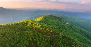 Kuzey Carolina Appalachian dağlarındaki dağ geçidi yolu, ABD. Laurel Knob Overlook Blue Ridge Parkway 'de yaz mevsiminde gün batımında.