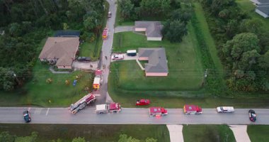 Yangın alarmına ilk müdahale ekipleri yangını söndürmeye hazır olarak geldi. Acil servis personeli Florida 'daki potansiyel yangın tehlikesine müdahale ediyor.