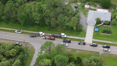 Amerikan caddesindeki kazaya acil durum ekipleri müdahale ediyor. ABD 'de köprü yolunda araba kazası kurbanlarına yardım eden ilk ekipler..