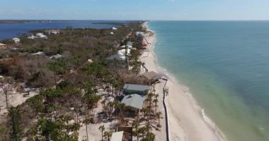 Fırtına, kasırga sonrası okyanus kıyısındaki konut evlerinde şiddetli hasara yol açıyor. Florida 'da doğal afet sonuçları