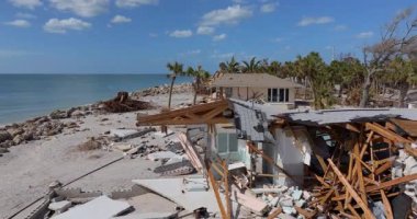 Okyanus kıyısındaki yıkılmış evler. Milton Kasırgası 'nın sonuçları Englewood, Florida' da. Fırtına şiddetli hasar verdi.
