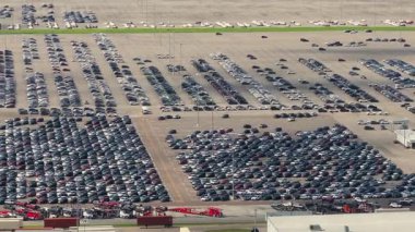 Dünya çapında ihracat için otomotiv fabrikasının otoparkına park edilmiş yeni arabalar. Dağıtıcı araç envanteri ticareti