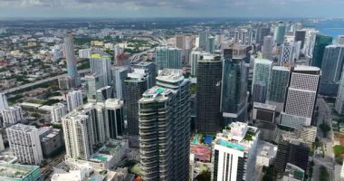 Florida, ABD 'deki Miami Brickell şehir merkezi. Modern Amerikan megapolis 'inde yüksek gökdelen binaları olan gökyüzü çizgisi