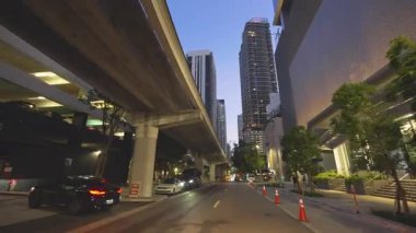 Araba bakış açısı. Miami, Florida 'daki şehir sokağında gece araba sürüyor. Ulaşım ve trafik kavramı.