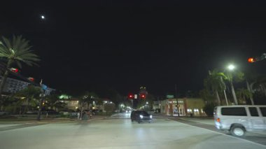 Gece Miami Beach caddesinde devriye geziyor. Florida yolu trafiği hareketli.