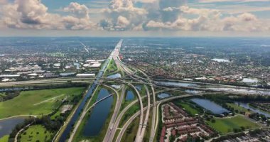 Miami kentsel bölgesinde Amerikan otoyolunun çok katlı kavşağı. Hızlı giden arabalarla Florida 'da geniş bir otoyol kavşağı. ABD ulaştırma altyapısı.