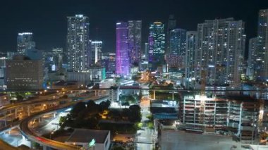 Gece Miami, Florida 'da, hızlı hareket eden araçlar ve kamyonlarla Amerikan otobanının kavşağından bir görüntü. ABD ulaştırma altyapı kavramı.