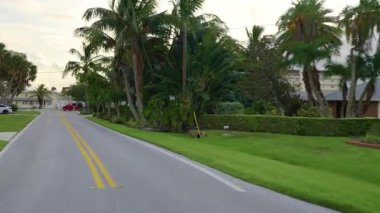 POV Venedik caddesinde sürüyor. Florida yolu trafiği hareketli.