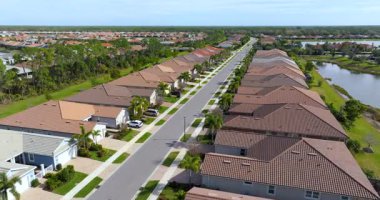Florida 'nın güneybatısındaki yeşil palmiye ağaçları arasında pahalı malikaneler. Zengin yerleşim yerlerinin hava manzarası.