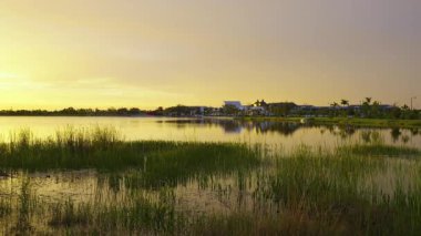 Florida gölü doğası gün batımında. Venedik 'teki Wellen parkında eğlence amaçlı vahşi yaşam alanı.