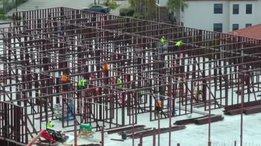 Metal çerçeve inşaatı yapan işçilerin olduğu endüstriyel inşaat alanı. Amerika 'da konut geliştirme. ABD 'de emlak piyasası.