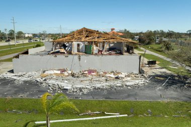 Doğal felaket ve sonuçları. Ian Kasırgası Florida yerleşim bölgesindeki çatı ve duvarları yıktı.