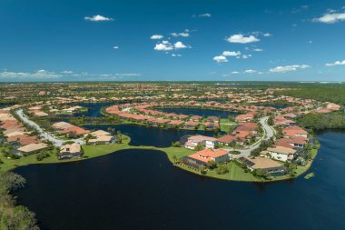 Doğal afet sonrası. Etrafı Ian Kasırgası ile çevrili sel suları Florida yerleşim bölgesindeki evleri sarıyor.