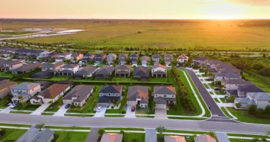 ABD 'nin banliyölerindeki zengin yerleşim bölgesi. Güneybatı Florida 'da pahalı banliyö evleri olan zengin bir mahalle..