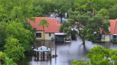 Debby Kasırgası yüzünden Florida 'da sel baskını. Sarasota 'da sel sularıyla çevrili yerleşim yerlerindeki banliyö evleri. Doğal afetten sonra